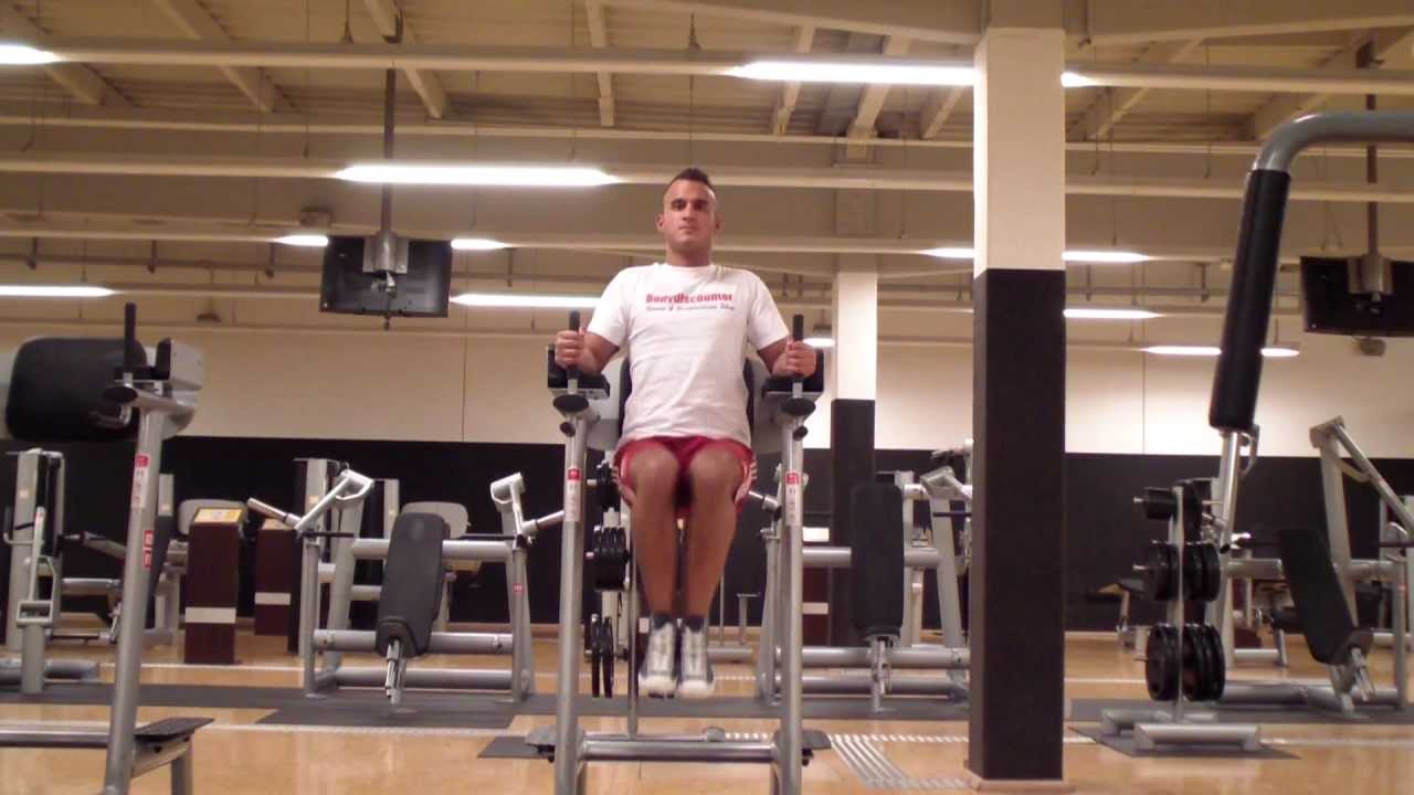 Knieheben am Dipbarren