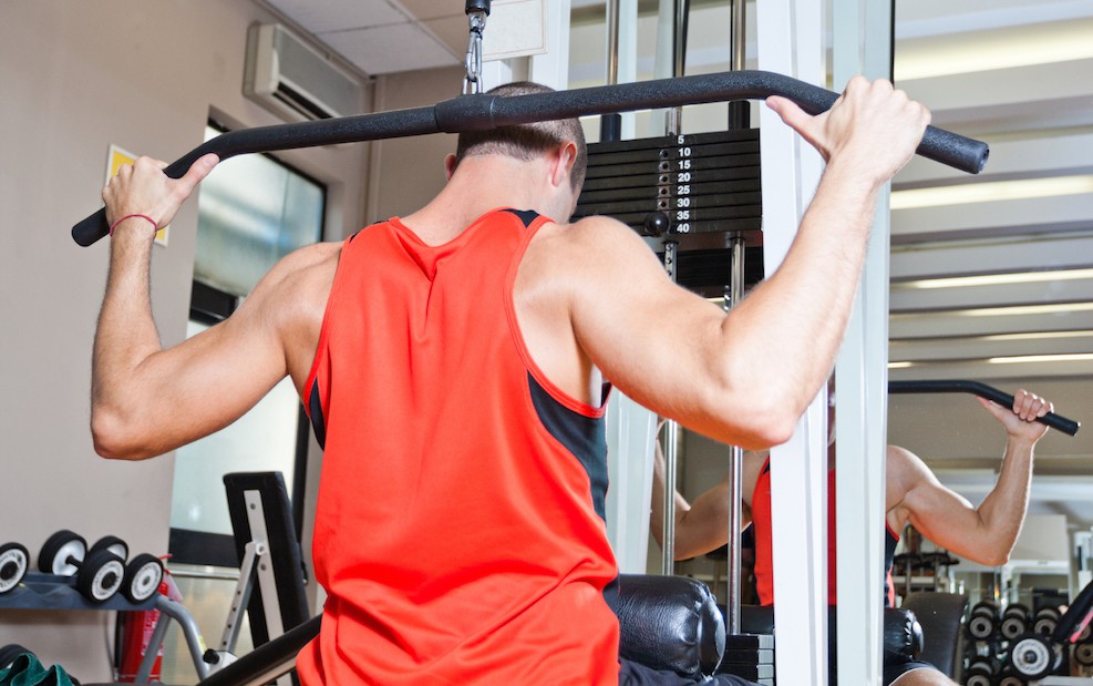 Latziehen hinter dem Nacken