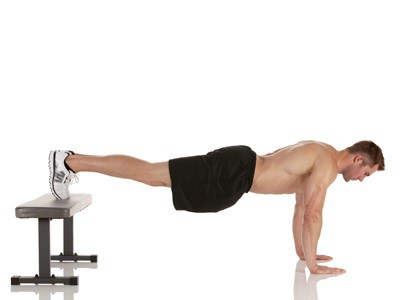 Liegestütze auf der Bank