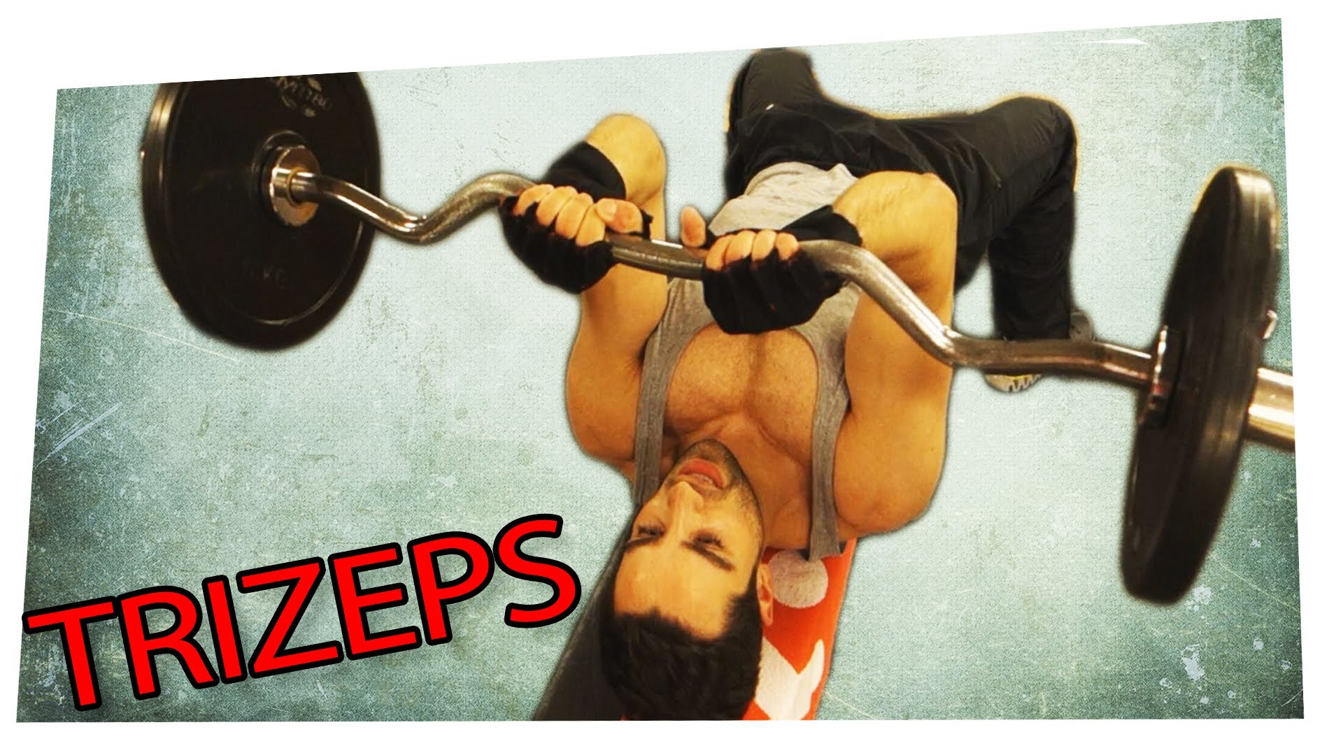 Trizepsdrücken über Kopf mit der SZ-Stange