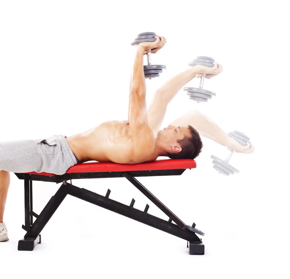 Überzüge auf der geraden Bank mit der Kurzhantel